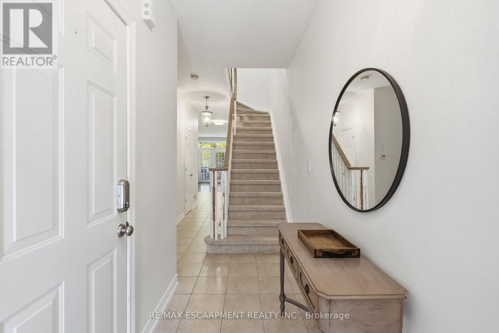 8 Goldenview Court, Hamilton, ON photo 4