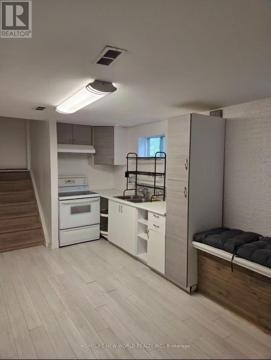 LOWER - 32 GREYHOUND DRIVE, Toronto (Bayview Woods-Steeles)