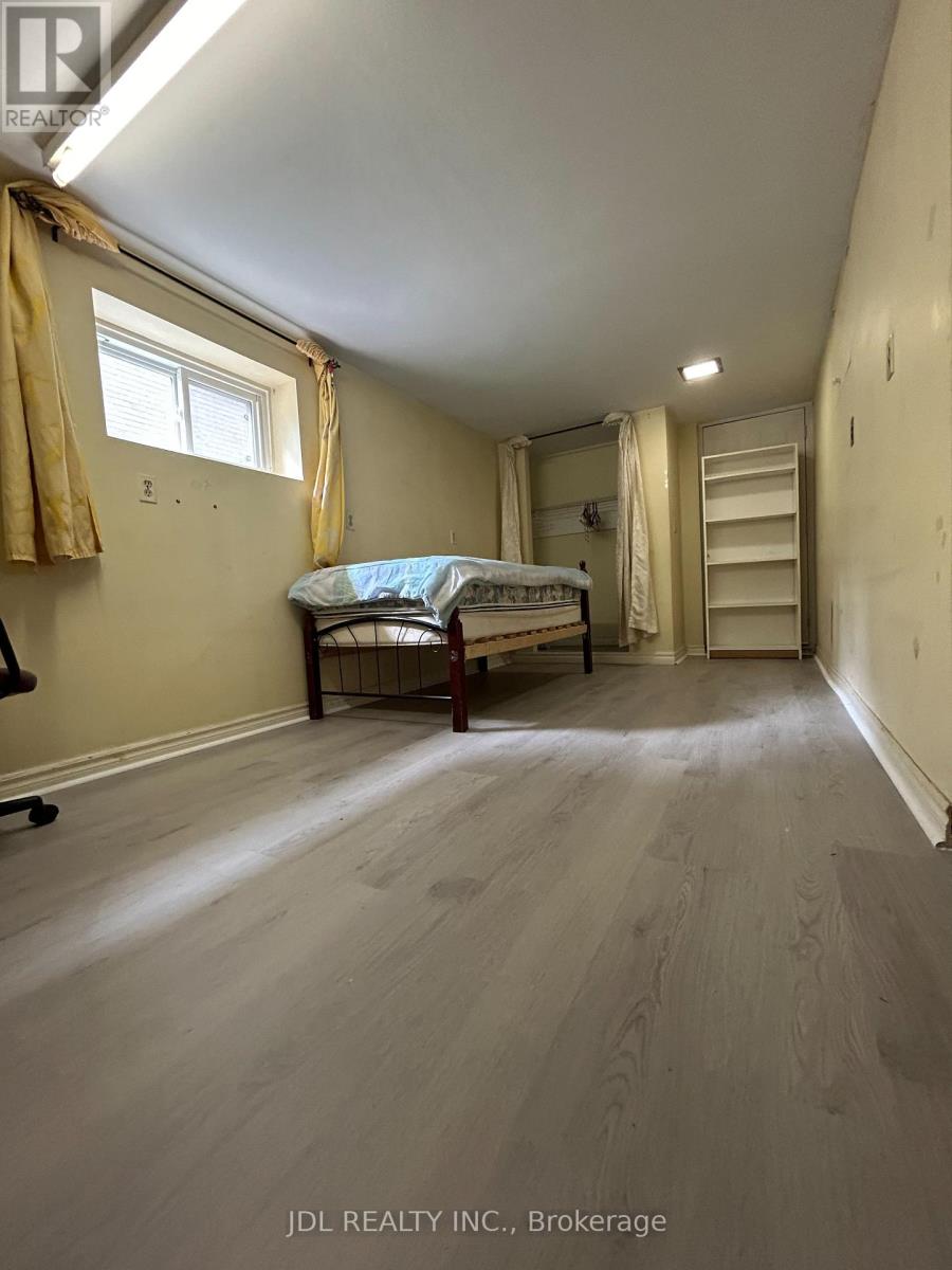 MASTERBEDROOM WALKOUTBSMT - 186 WILFRED AVE AVENUE, Toronto (Willowdale East) — photo 3