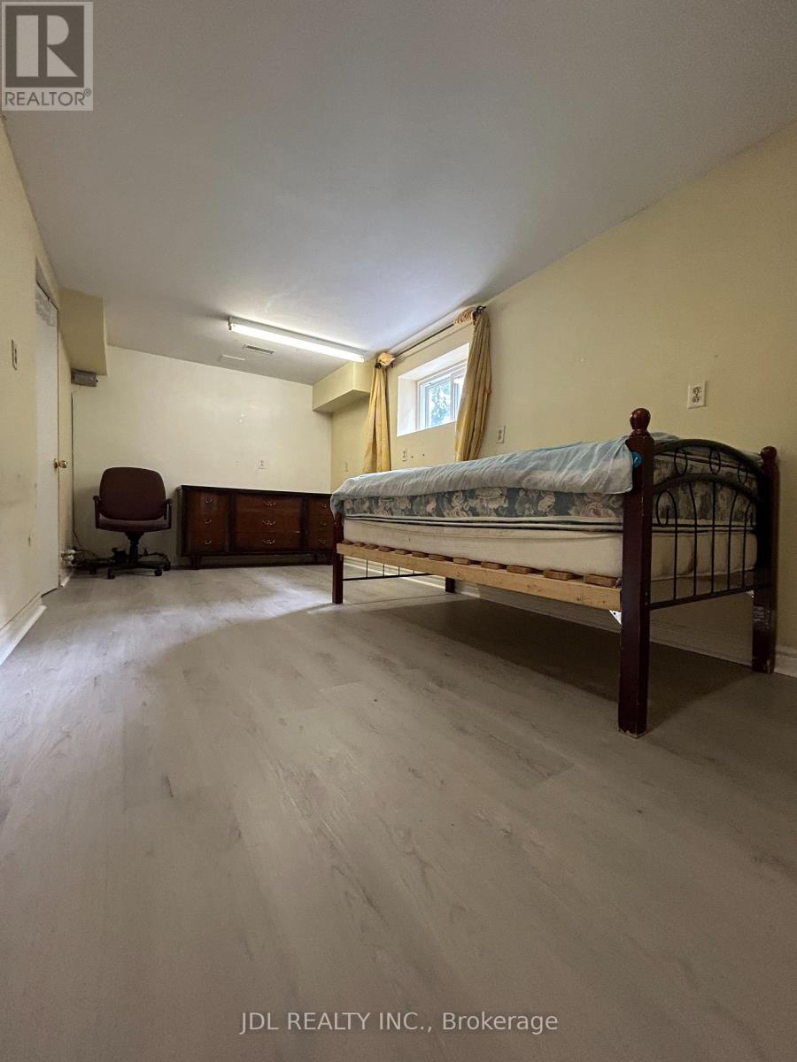 MASTERBEDROOM WALKOUTBSMT - 186 WILFRED AVE AVENUE, Toronto (Willowdale East) — photo 5