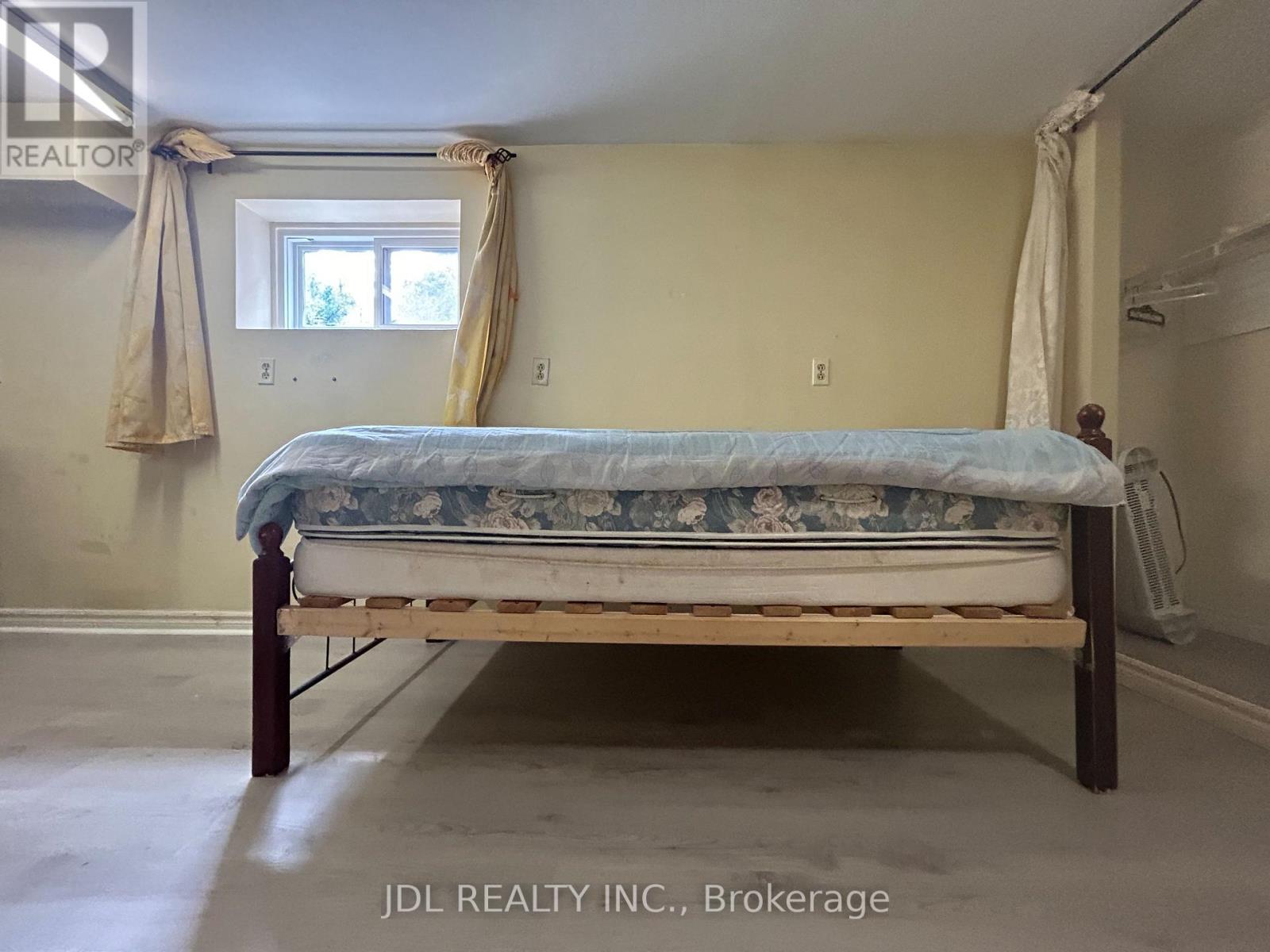 MASTERBEDROOM WALKOUTBSMT - 186 WILFRED AVE AVENUE, Toronto (Willowdale East) — photo 6