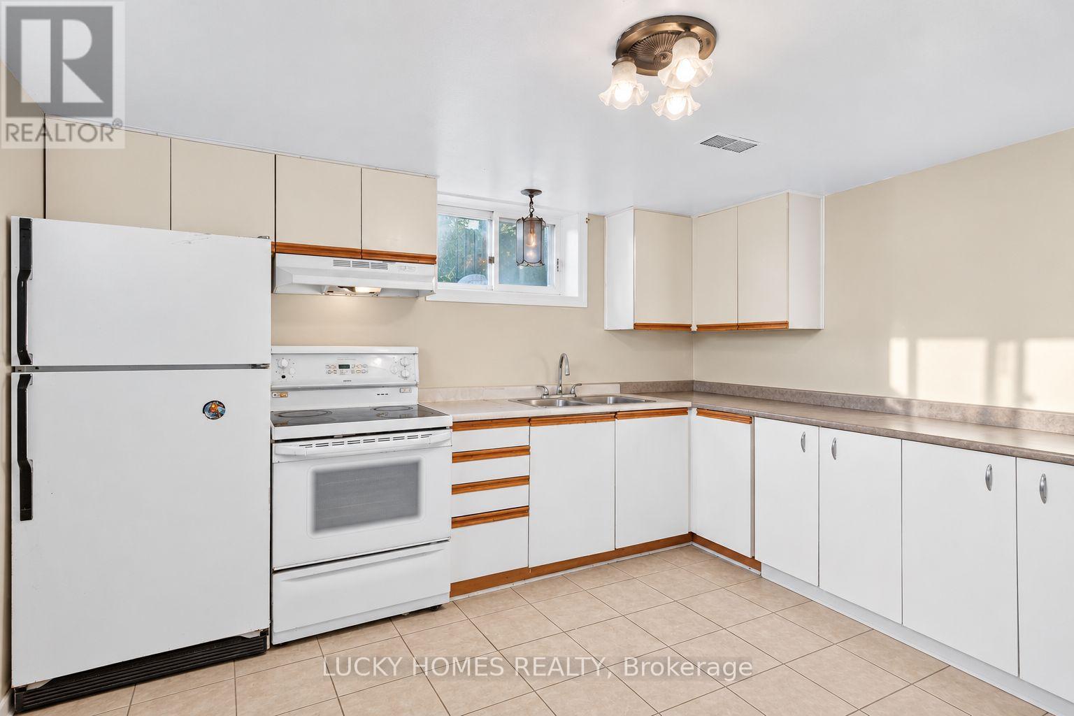 3061 LLOYD GEORGE BOULEVARD - 38