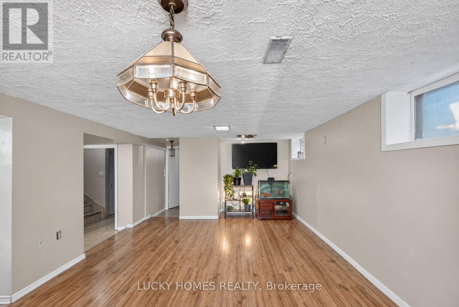 3061 LLOYD GEORGE BOULEVARD - 35