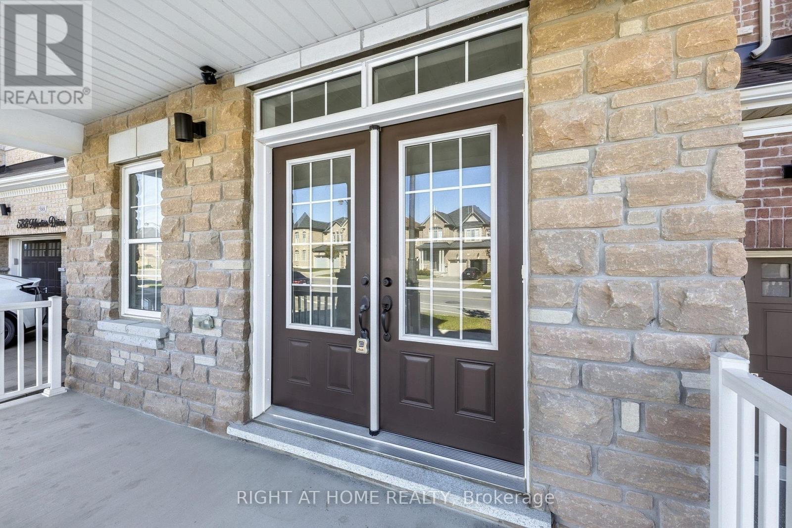 592 MACTIER DRIVE, Vaughan (Kleinburg) — photo 2