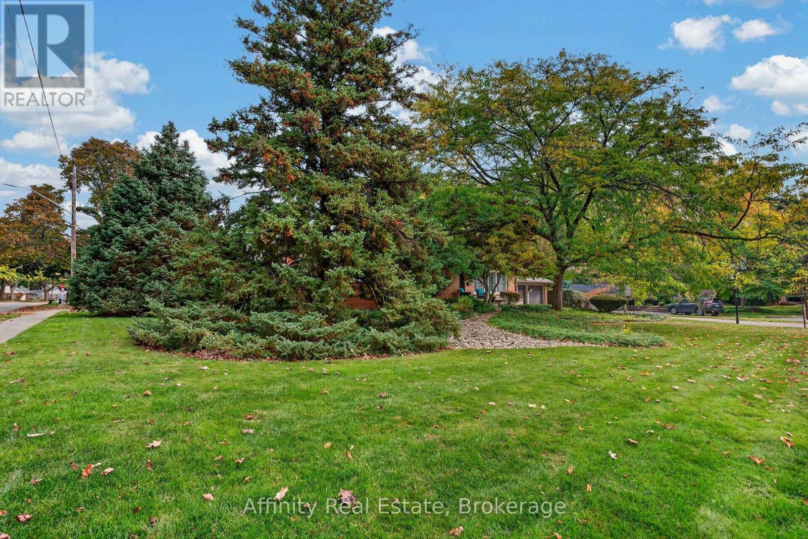 319 South Court, Burlington, ON photo 47
