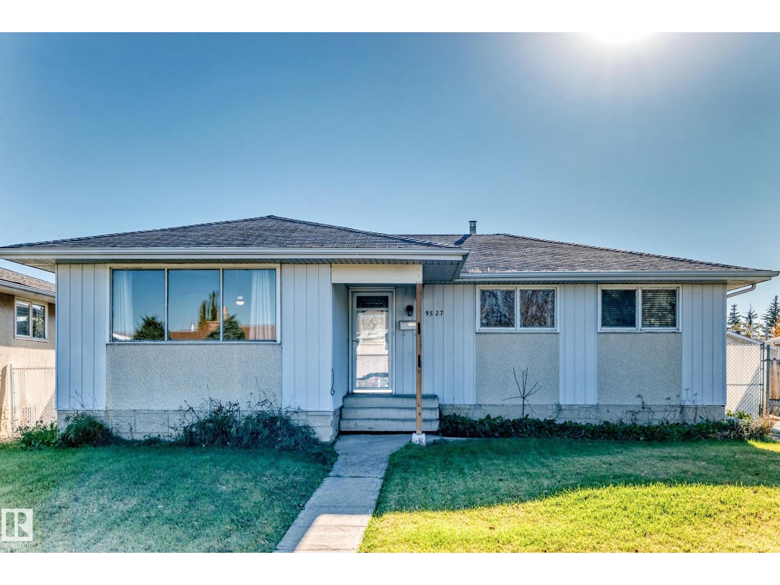 9527 139 Avenue NW, Edmonton: 3 bed house