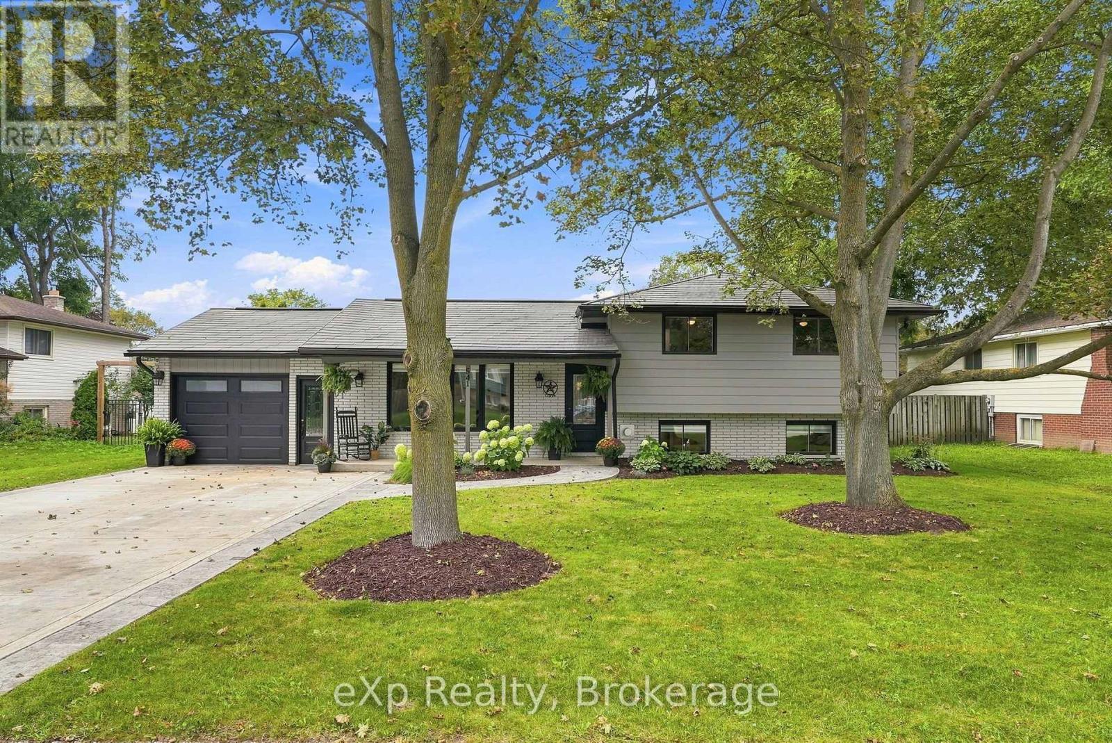541 Oakview Crescent, photo 1 of 47