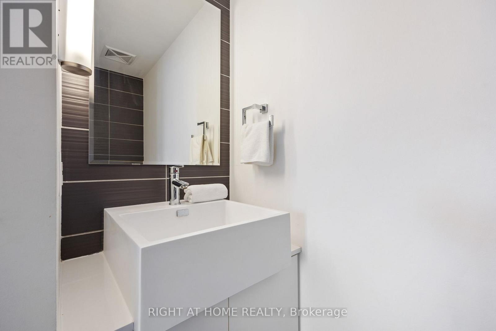 426- 5 Hanna Avenue, Toronto, ON photo 3