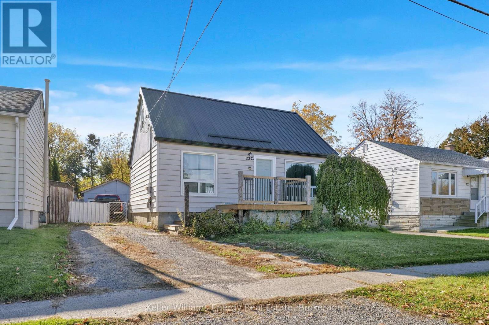 227 Marquette Avenue, Oshawa, ON photo 2