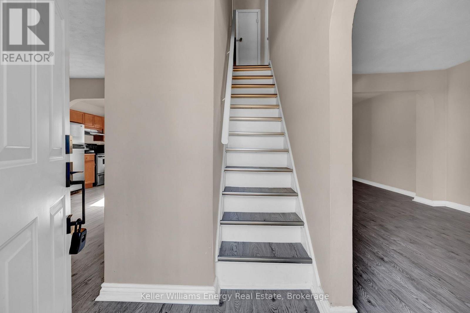 227 Marquette Avenue, Oshawa, ON photo 3