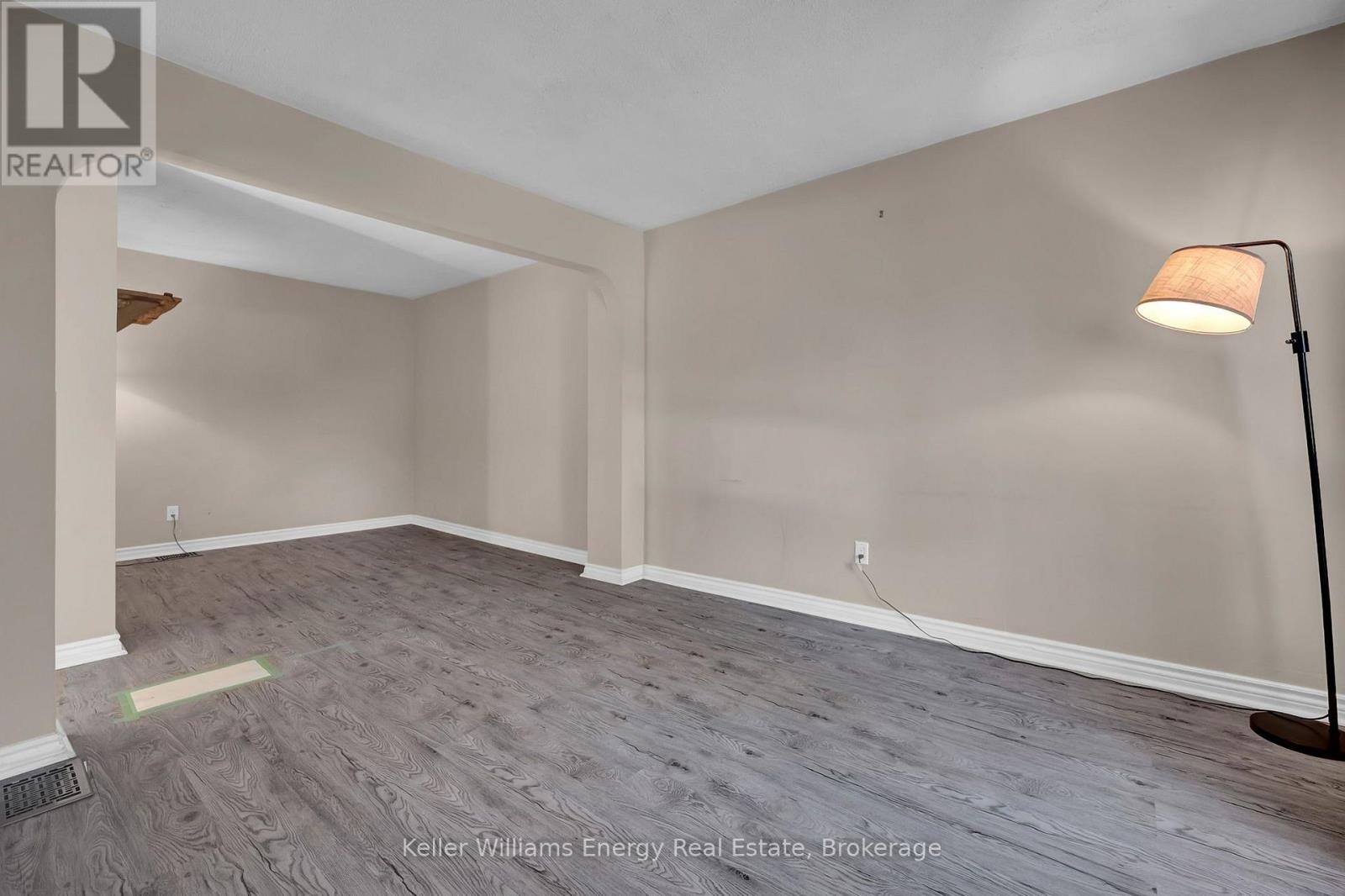 227 Marquette Avenue, Oshawa, ON photo 4
