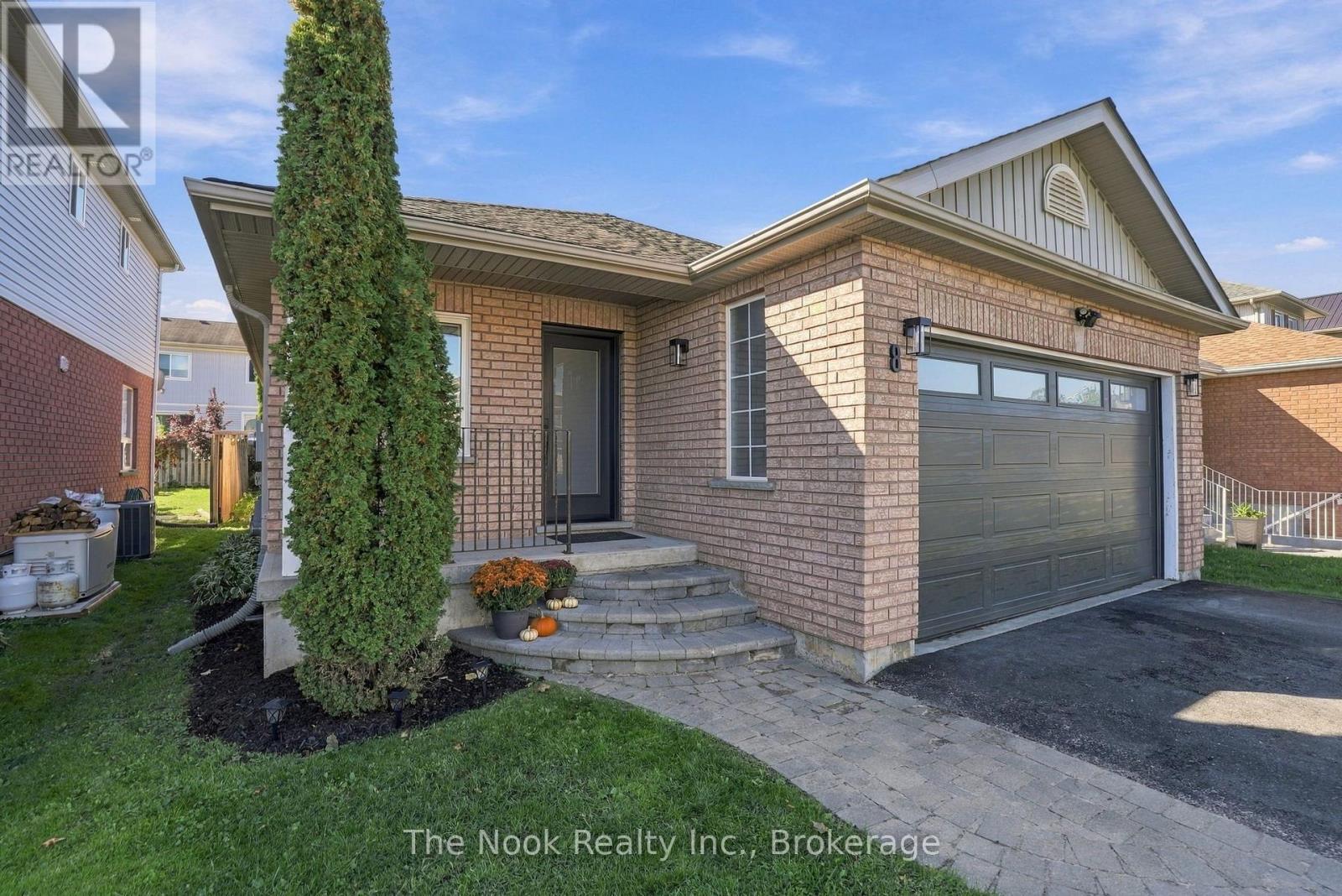8 Vanessa Drive, Orillia, ON photo 3