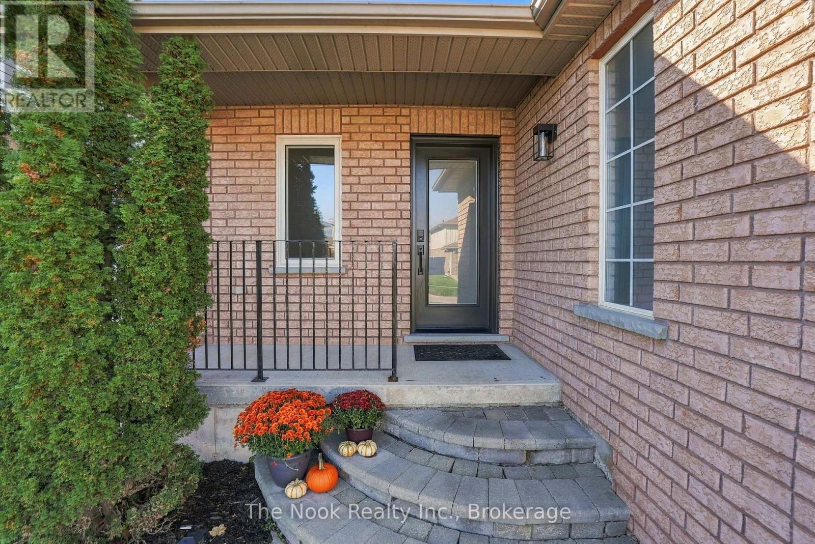 8 Vanessa Drive, Orillia, ON photo 4