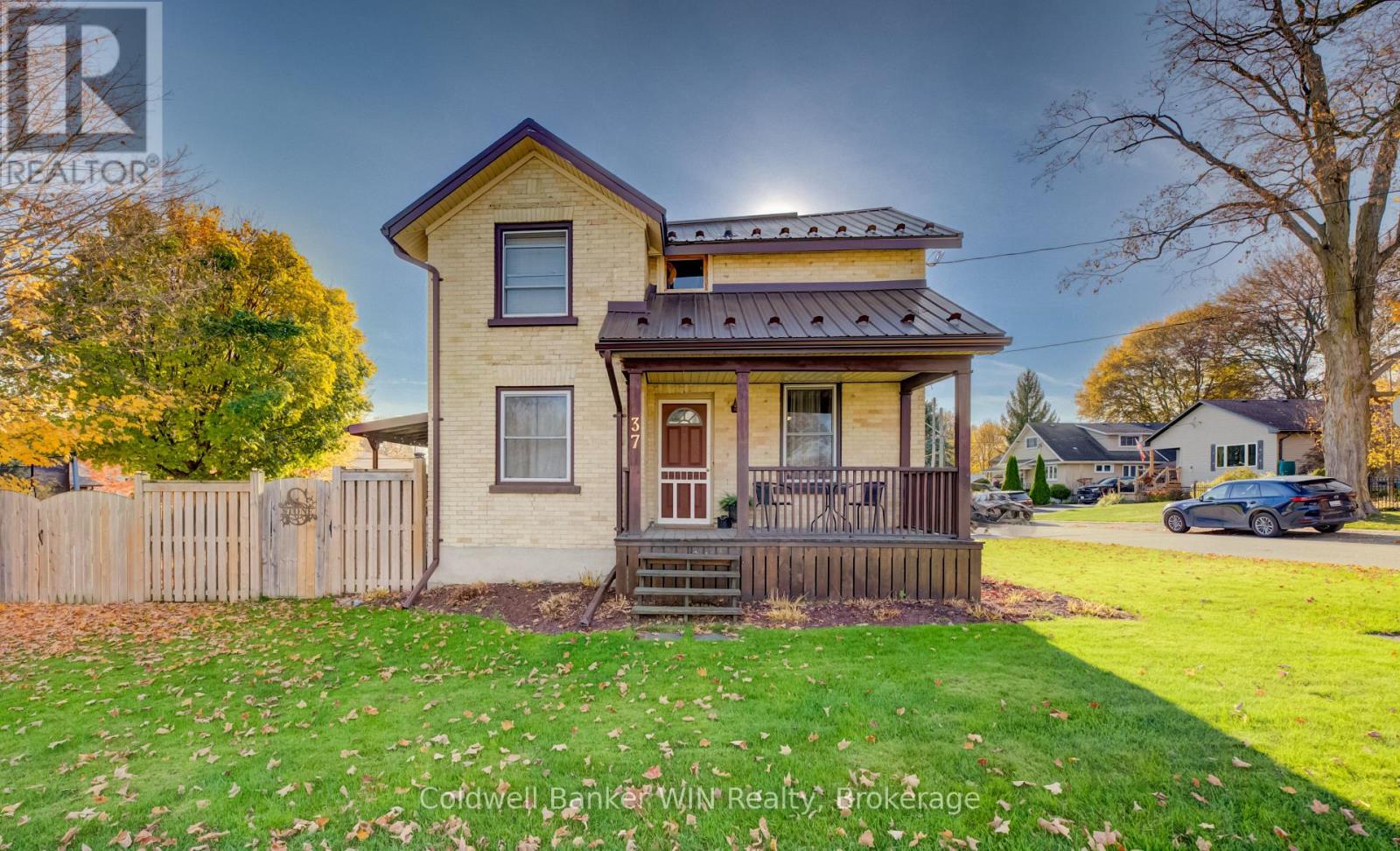 37 Queen Street N, photo 1 of 35