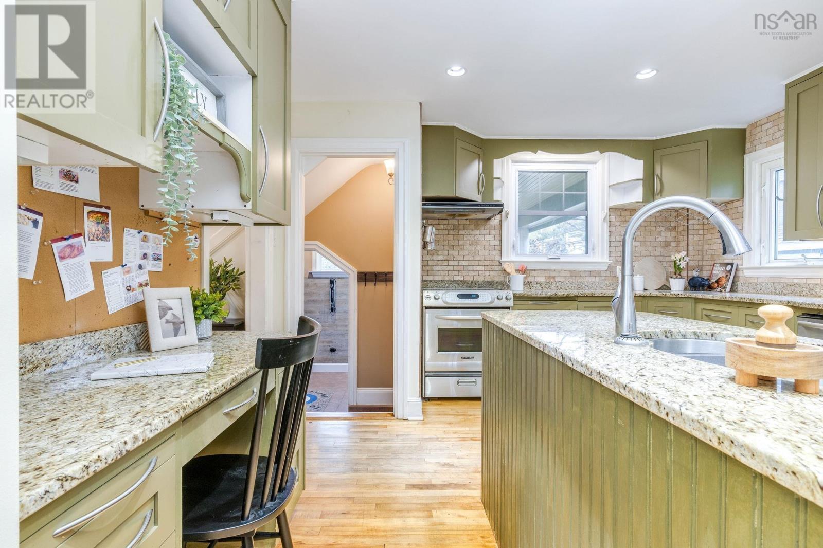 2561 Newton Avenue, photo 12