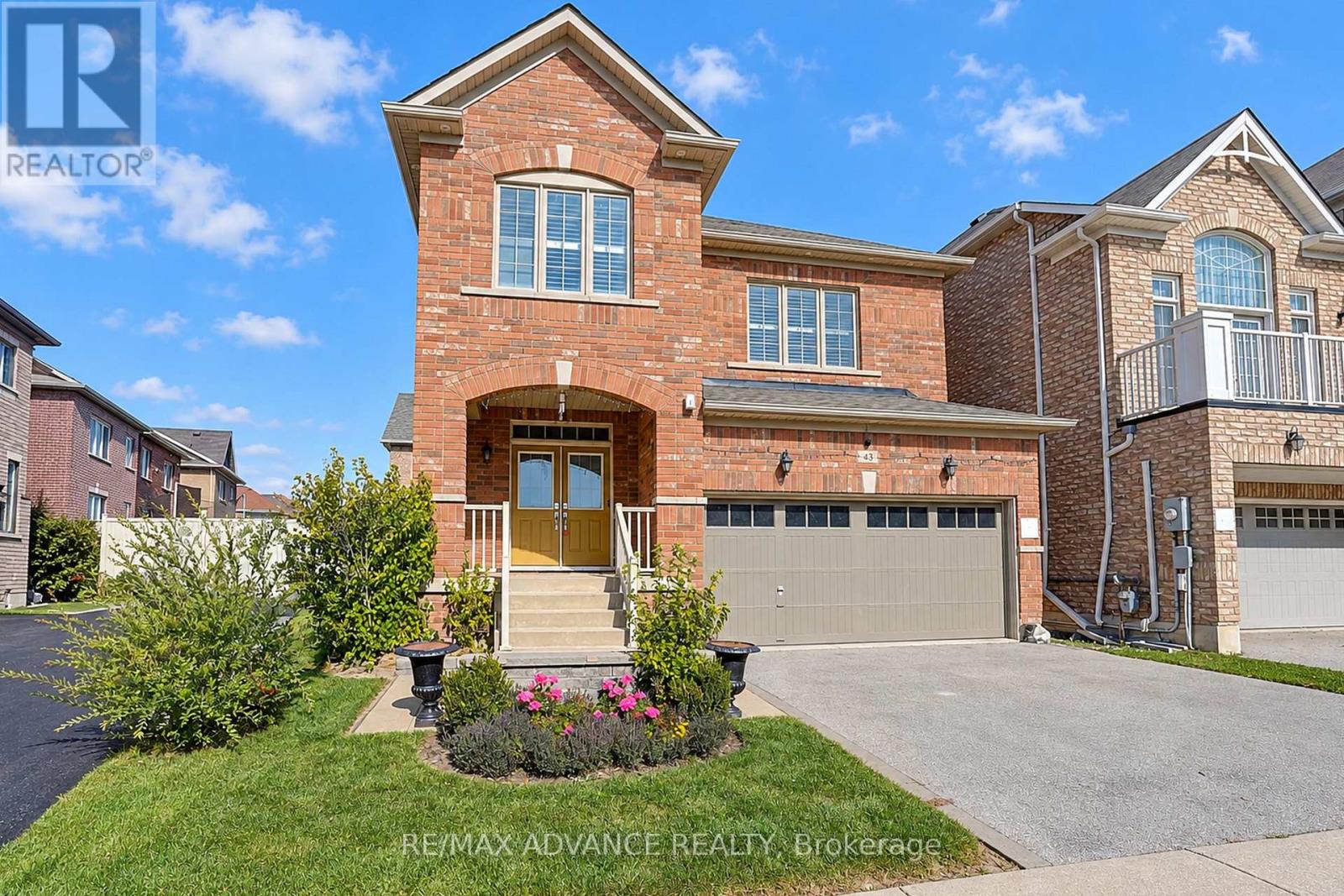 43 Hoover Park Drive, Whitchurch-Stouffville, ON photo 2
