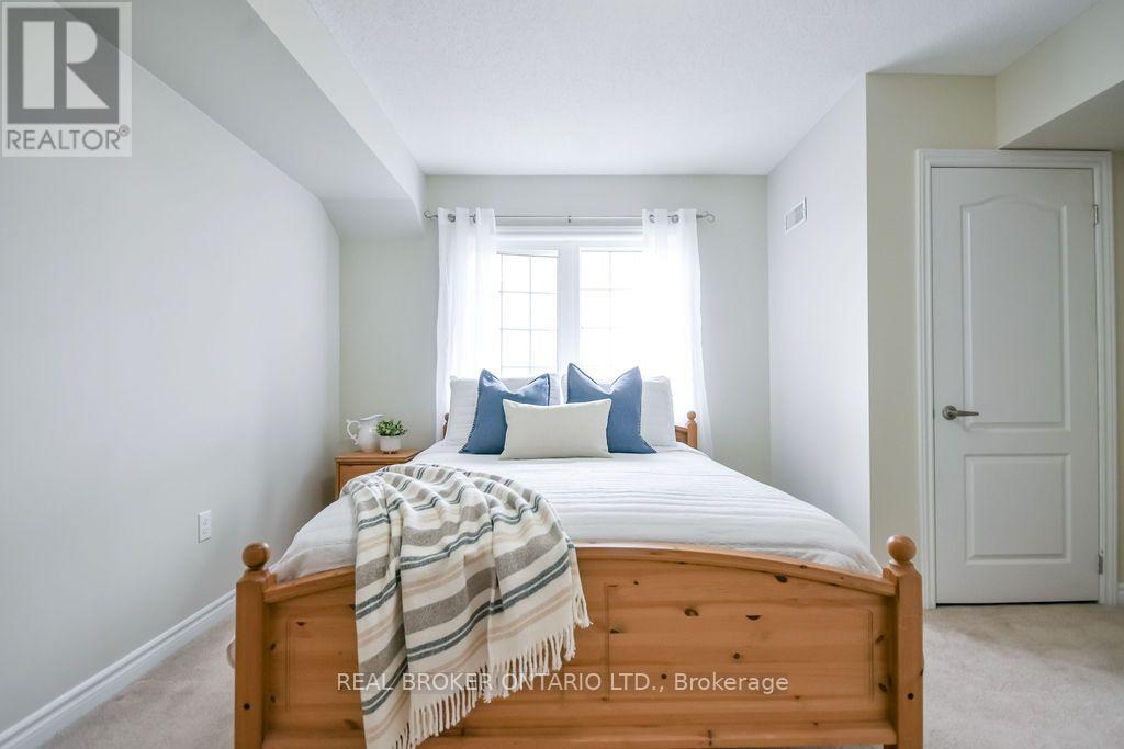 26- 137 Sydenham Wells, Barrie, ON photo 16