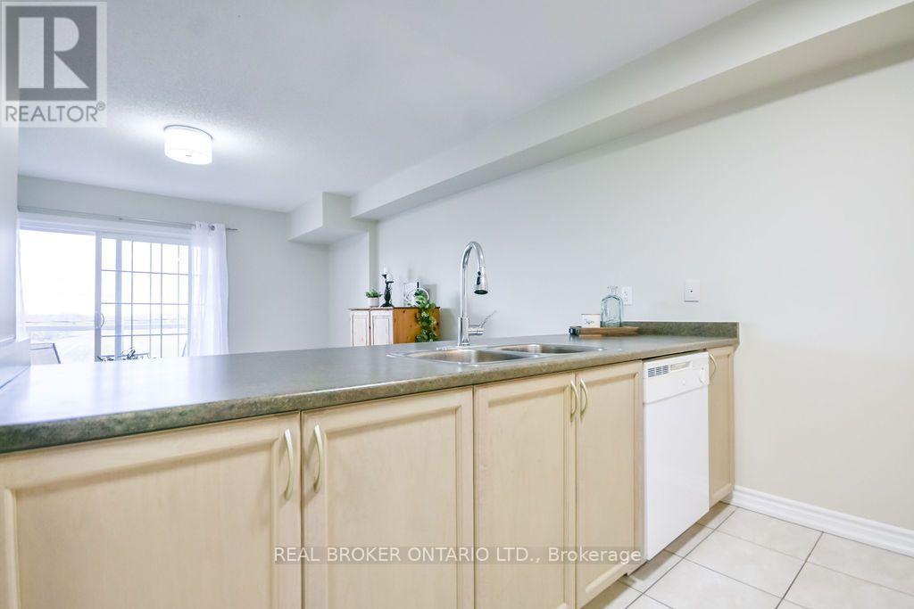 26- 137 Sydenham Wells, Barrie, ON photo 7