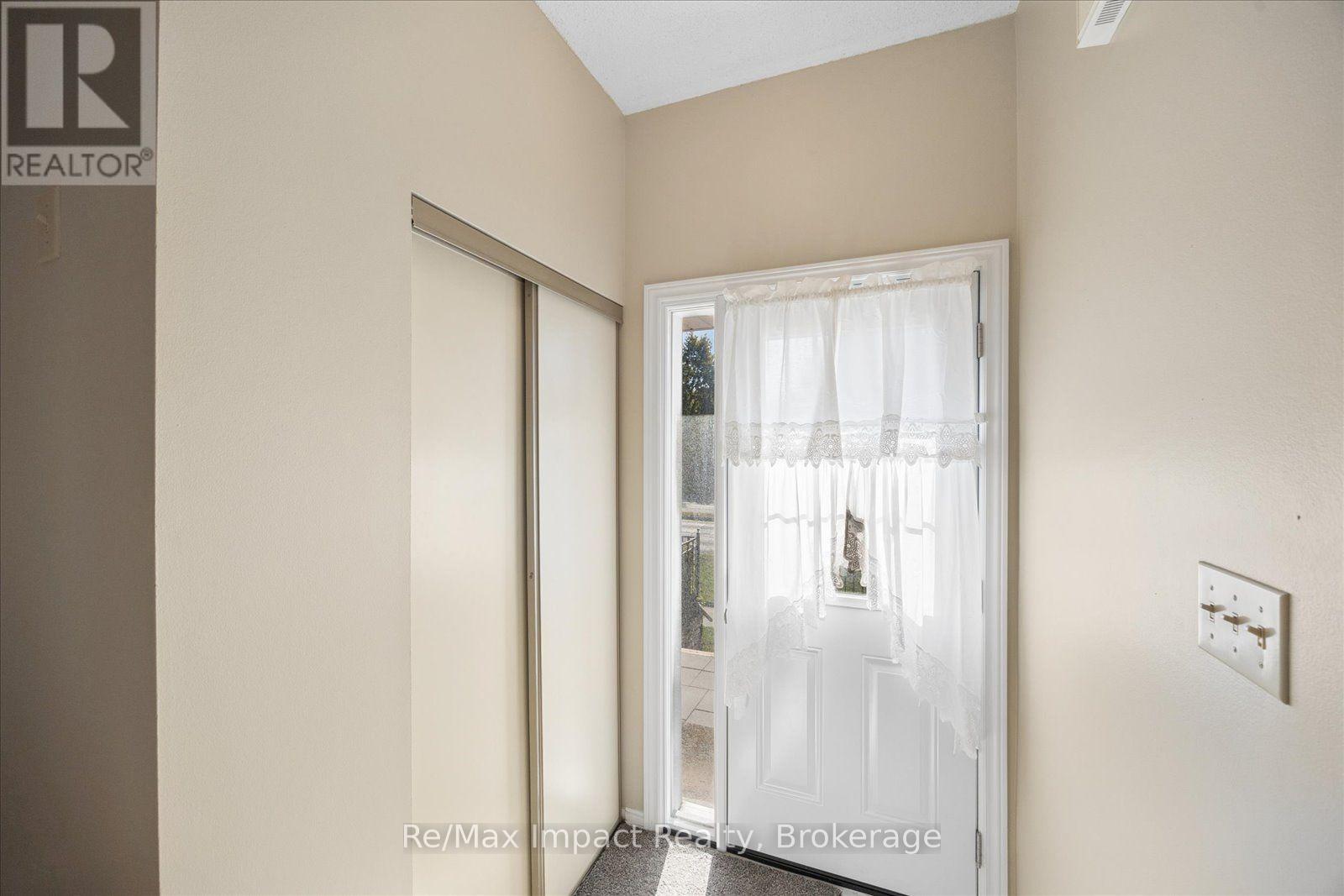 53- 10 Bassett Boulevard, Whitby, ON photo 2