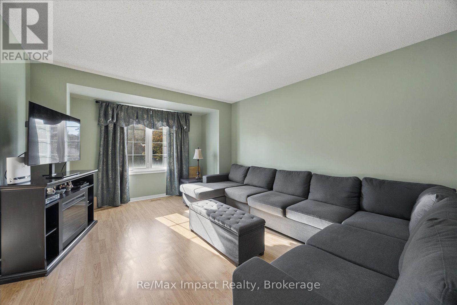 53- 10 Bassett Boulevard, Whitby, ON photo 5