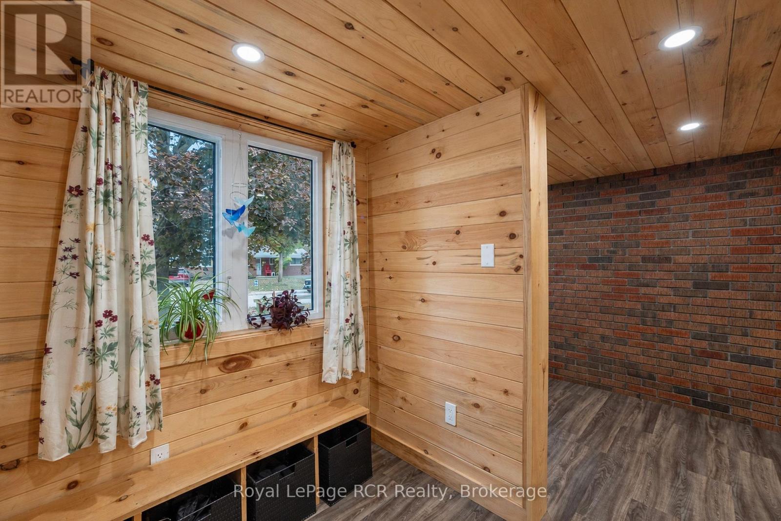 110 QUEEN STREET - 5