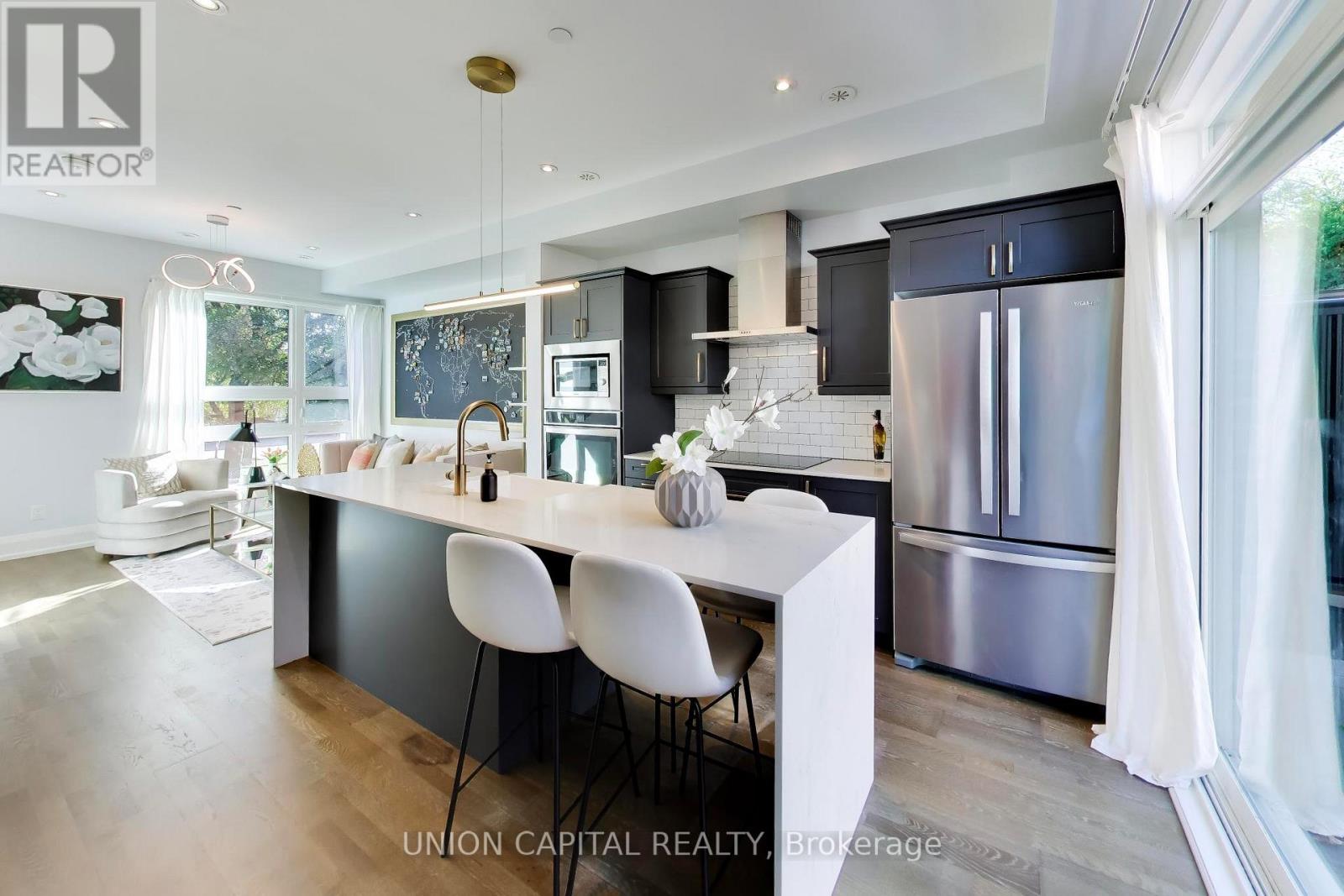Photo of 952 Dundas Street