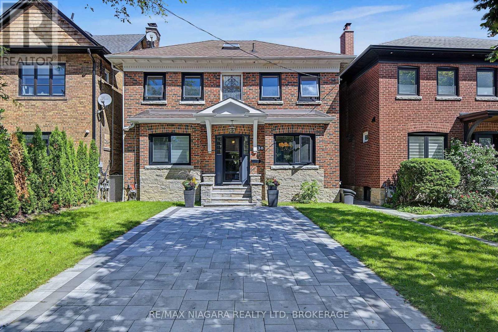 Photo of 38 Yonge Boulevard