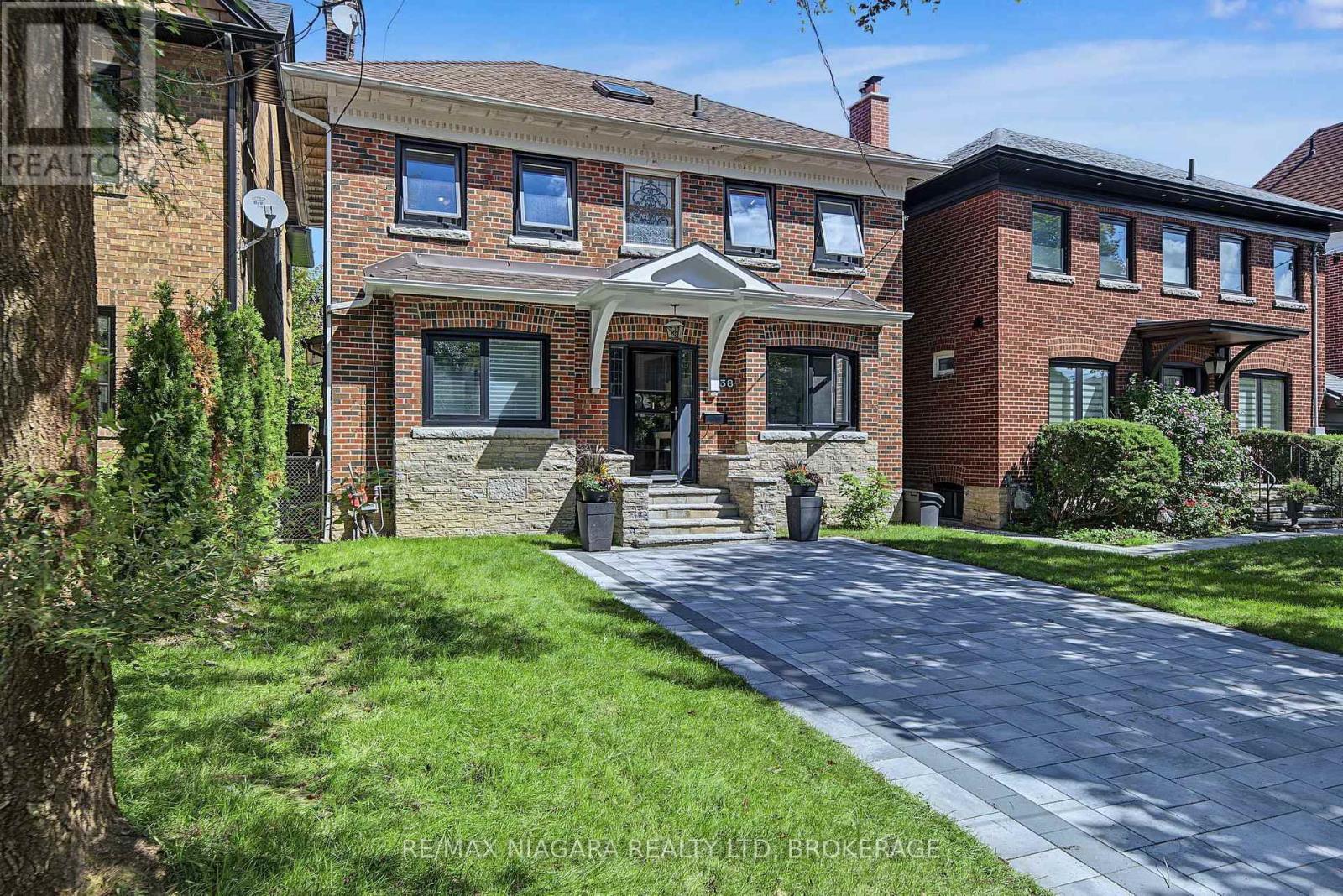 Photo of 38 YONGE BOULEVARD