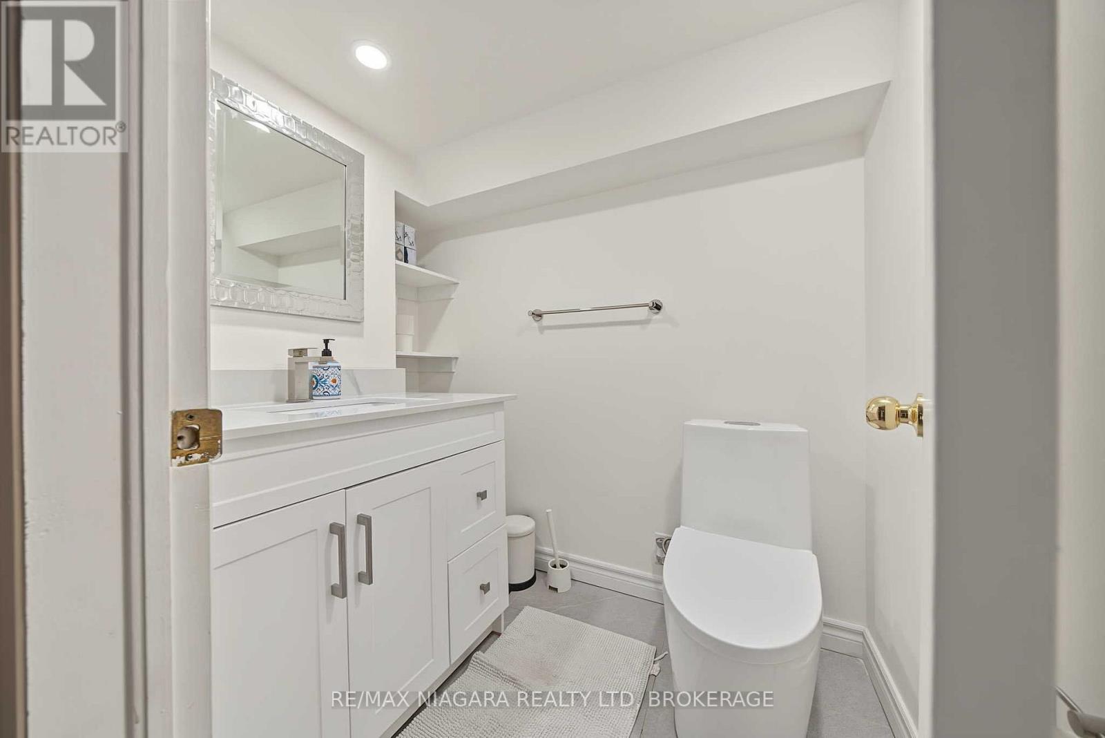 38 YONGE BOULEVARD - 38