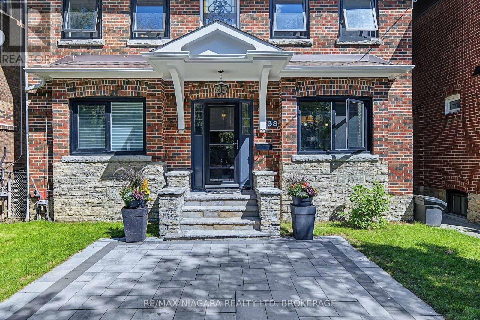 Photo of 38 YONGE BOULEVARD