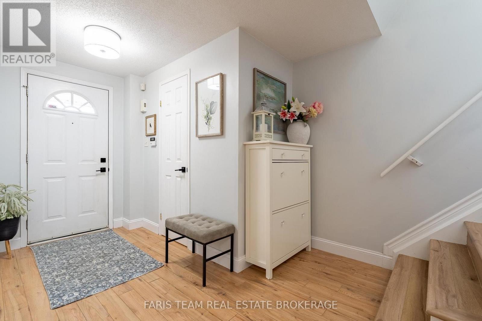 301 Dunsmore Lane, Barrie photo 3