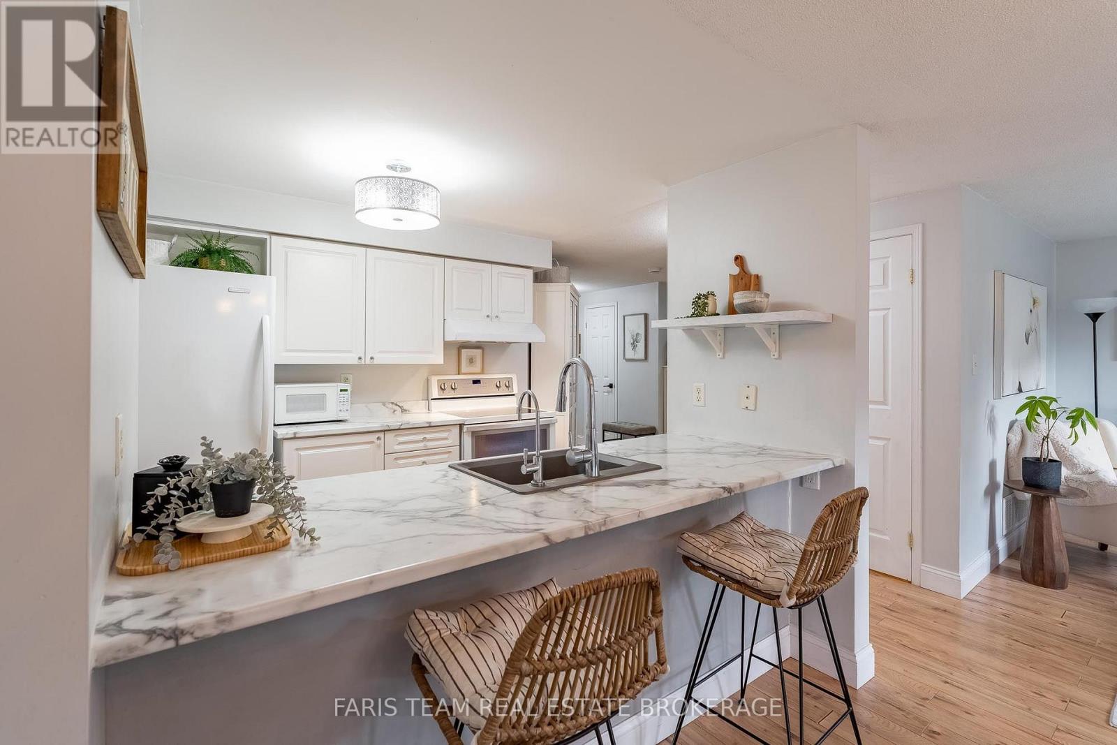 301 Dunsmore Lane, Barrie photo 4
