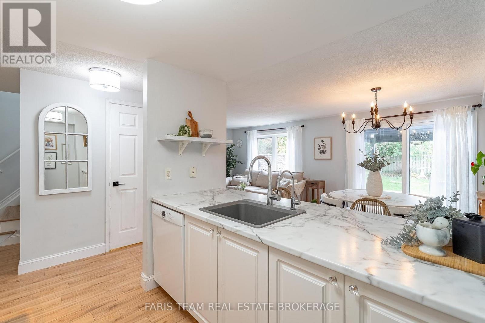 301 Dunsmore Lane, Barrie photo 6