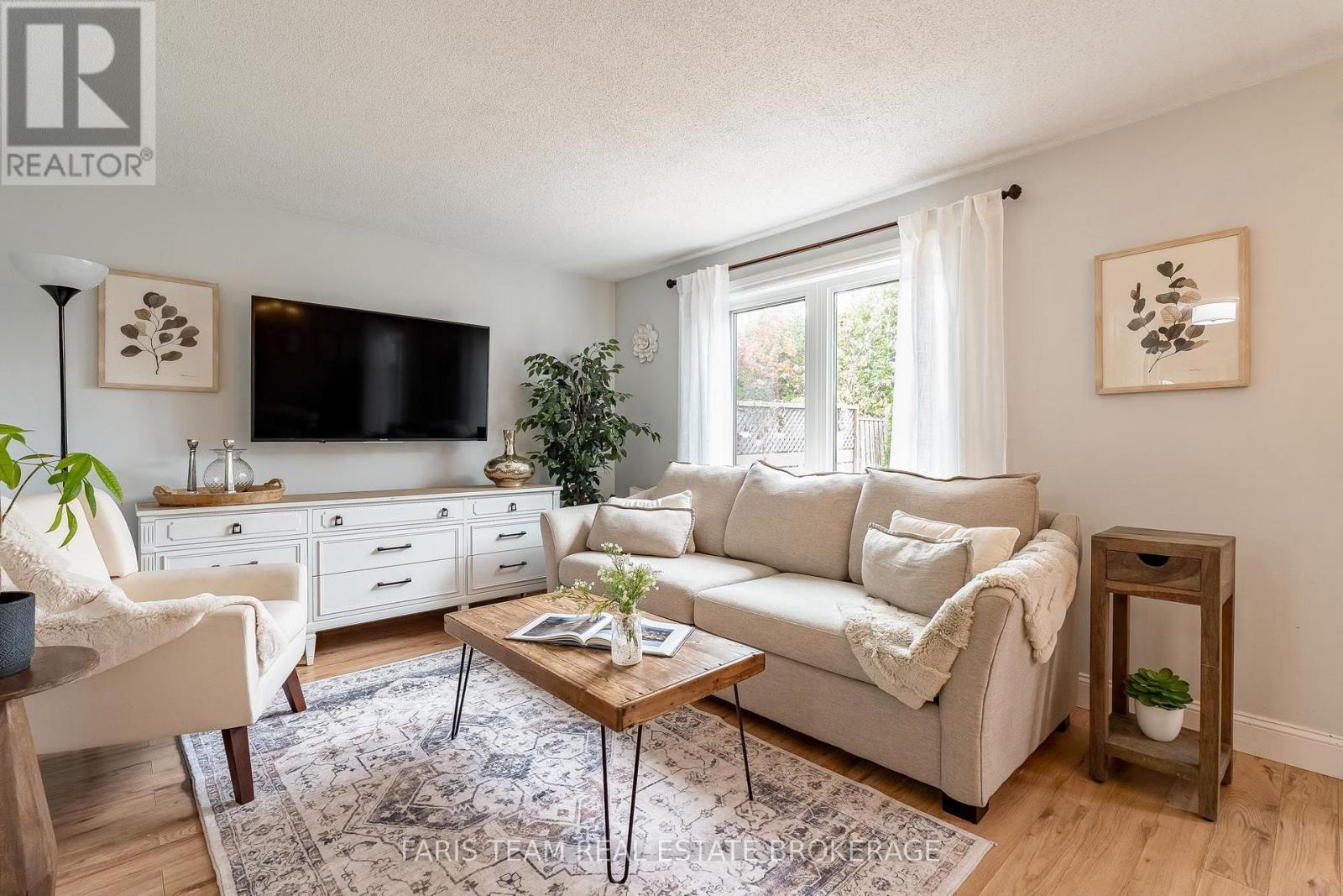 301 Dunsmore Lane, Barrie photo 8
