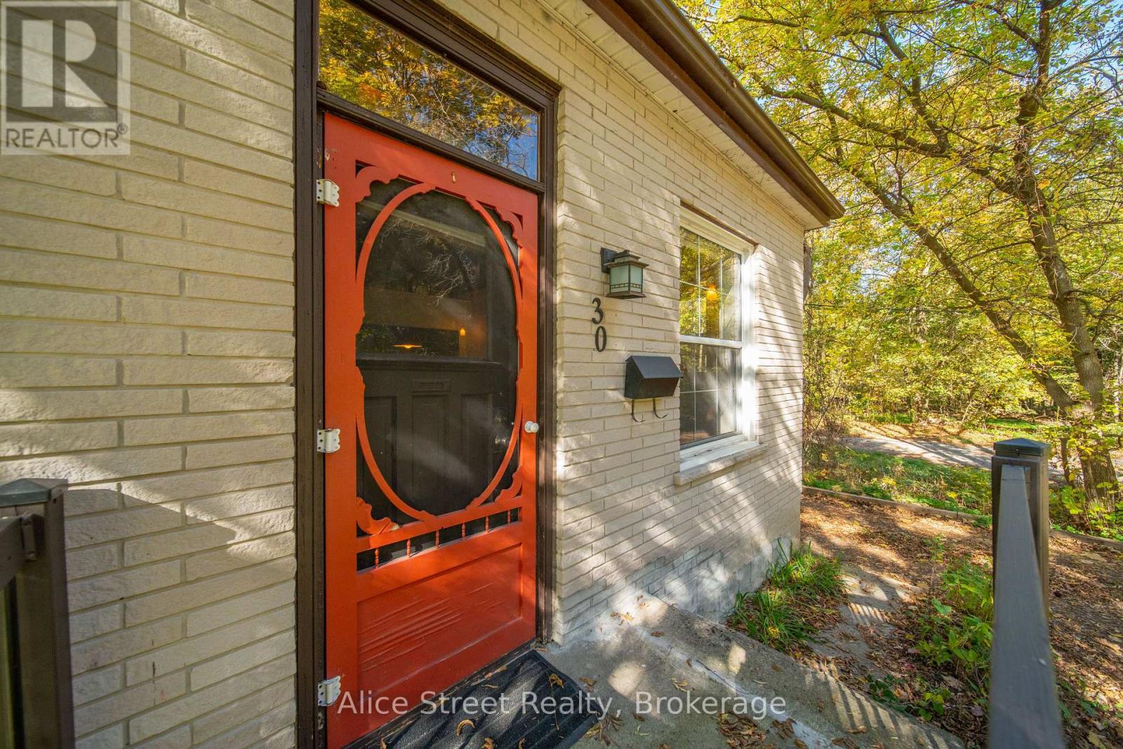 30 JOHN STREET, Guelph (Exhibition Park) — photo 3