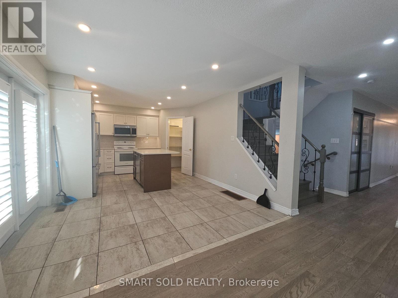 # MAIN + 2ND FLOOR - 10 FAIRHILL AVENUE, Brampton (Fletcher's Meadow) — photo 5