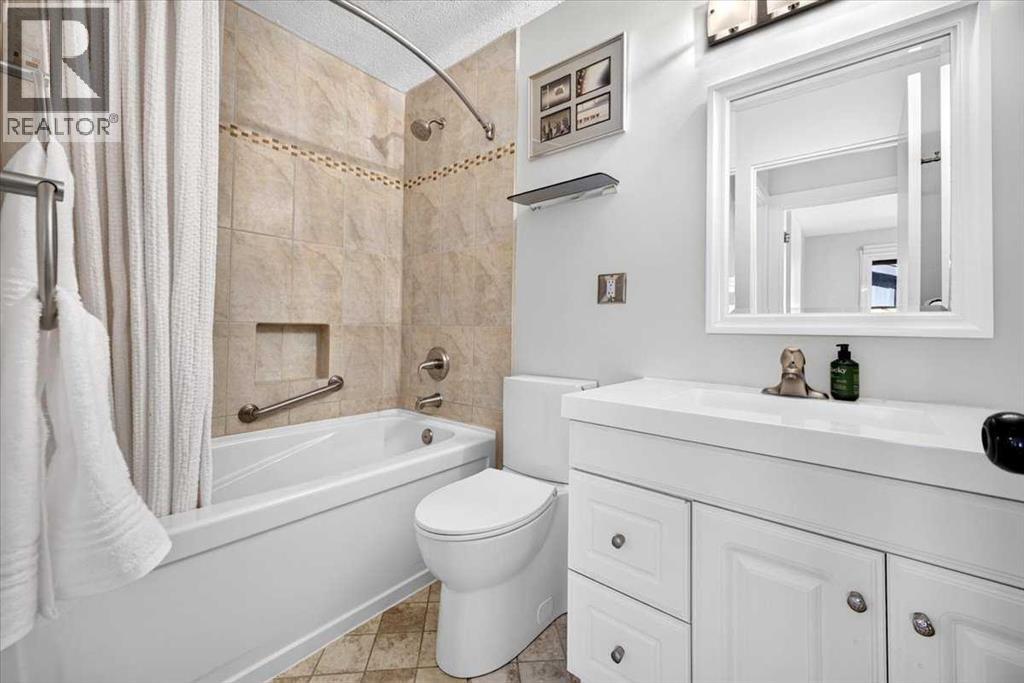 36 Lake Lucerne Close SE, Calgary — photo 20