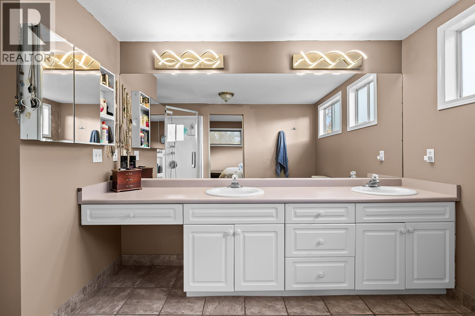  1050 Pinecrest Lane, Kelowna