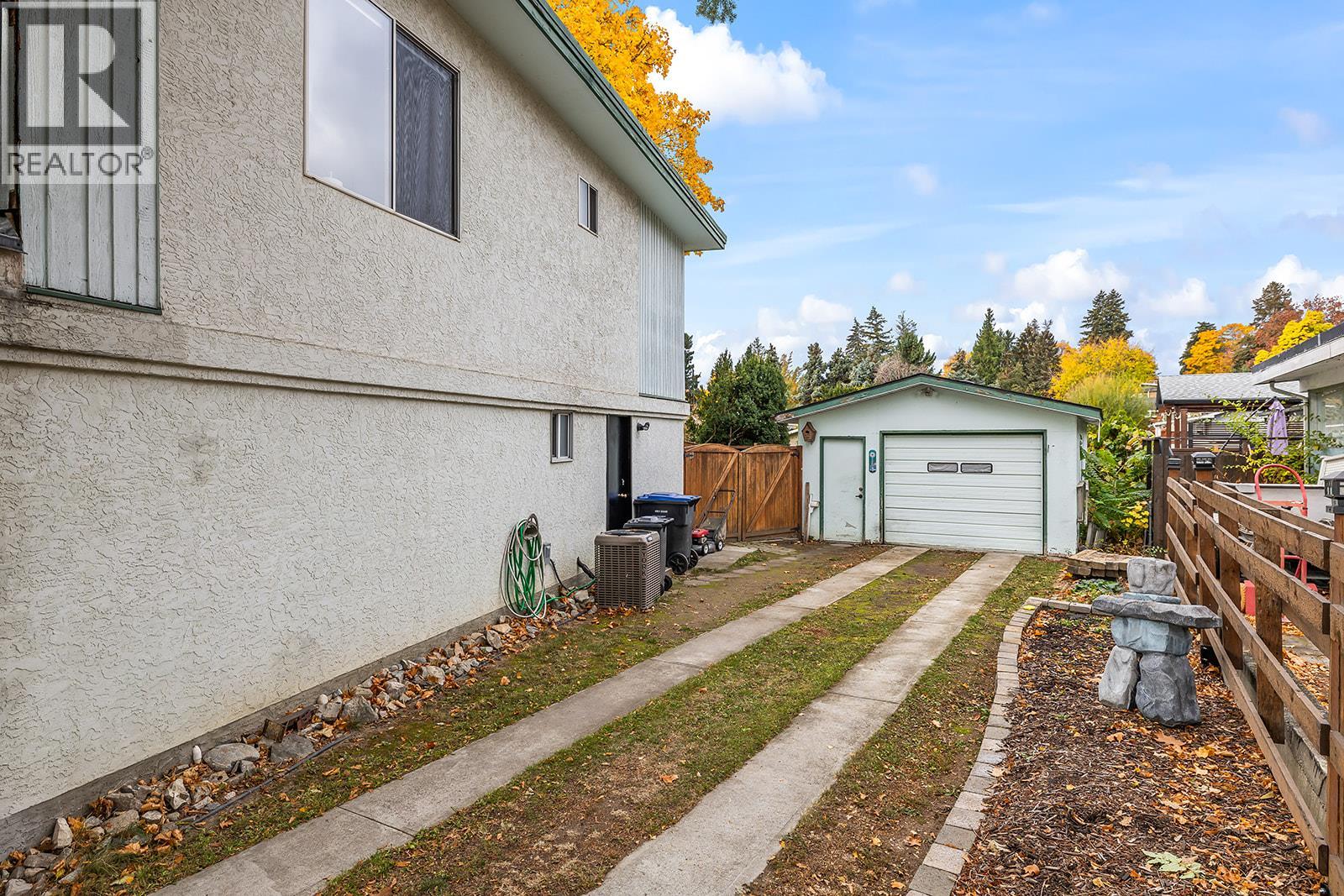  1050 Pinecrest Lane, Kelowna