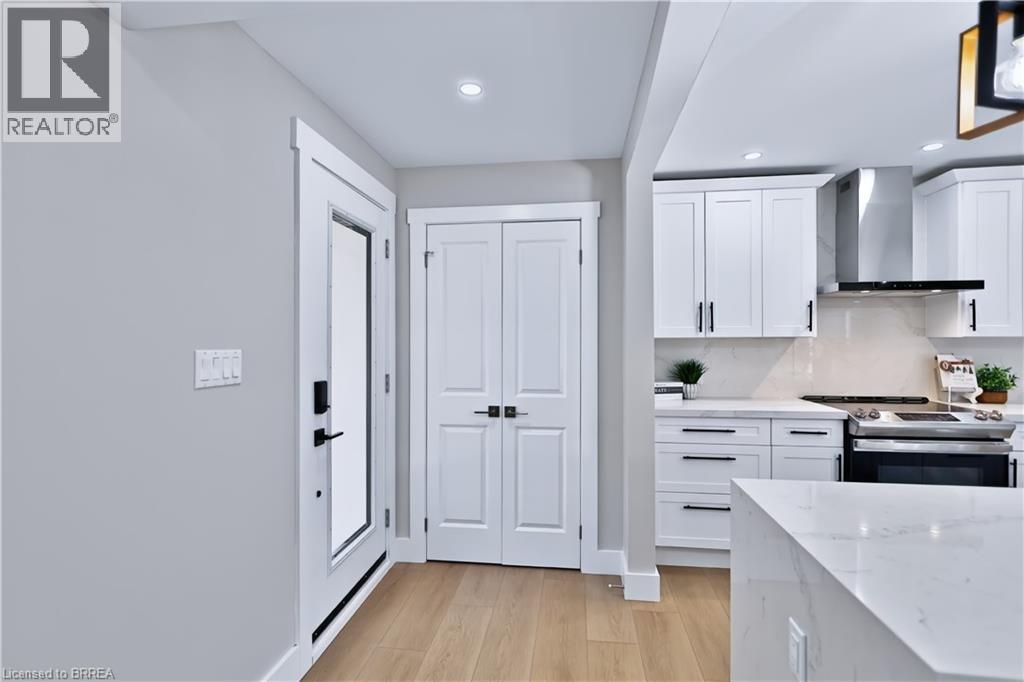 6 ADELAIDE Avenue, Brantford — photo 2