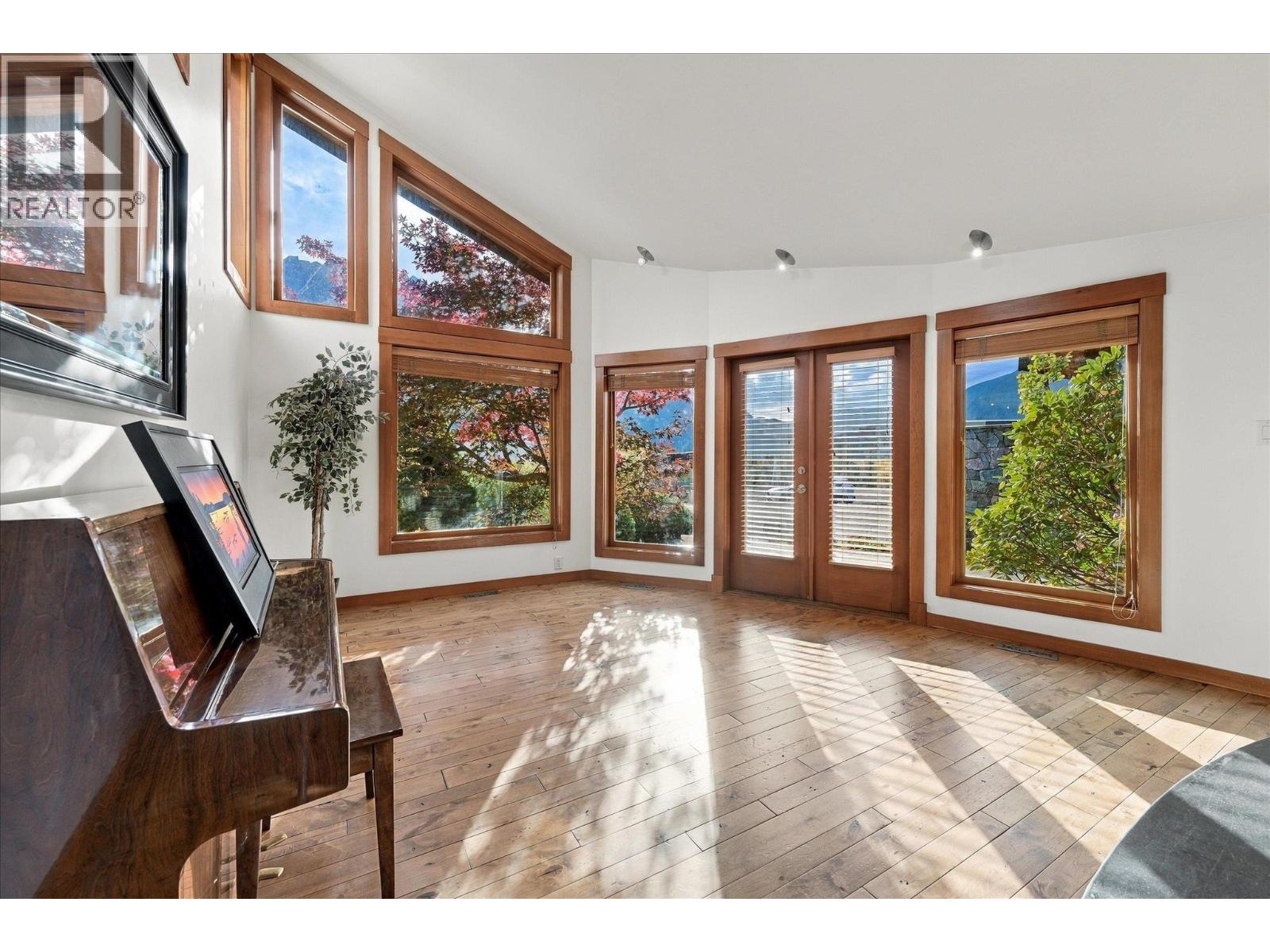 1777 PINEWOOD Drive, Pemberton