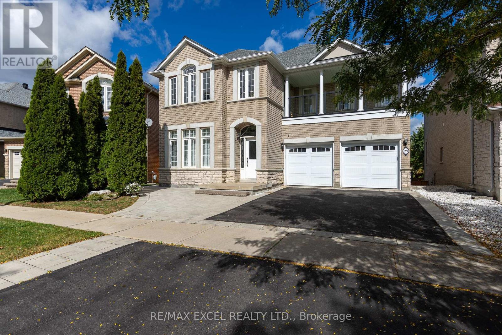29 Brass Drive North, Richmond Hill, ON photo 2