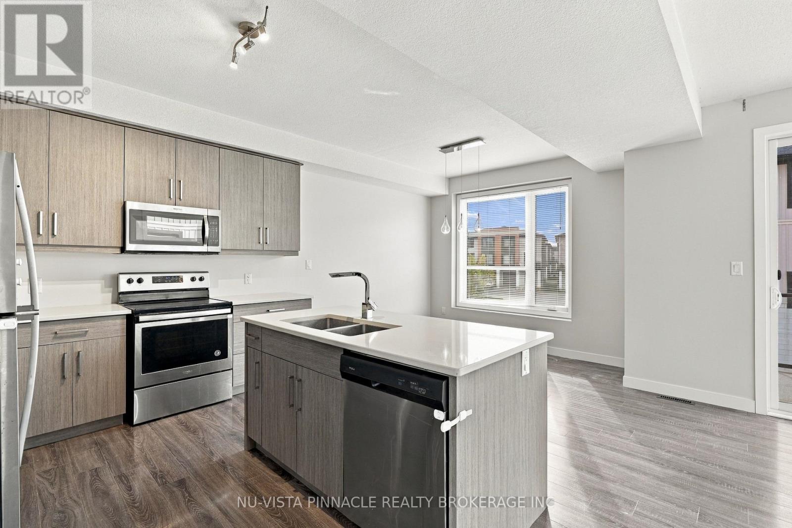 960 WEST VILLAGE SQUARE, London North (North M) — photo 10