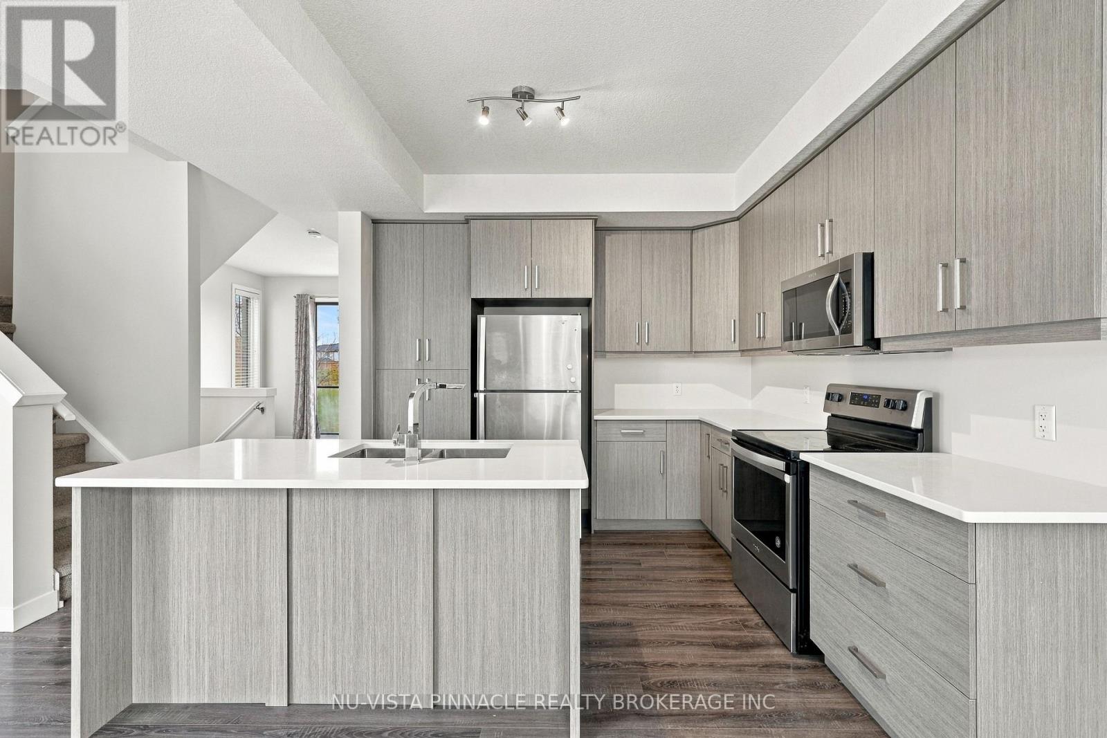 960 WEST VILLAGE SQUARE, London North (North M) — photo 12