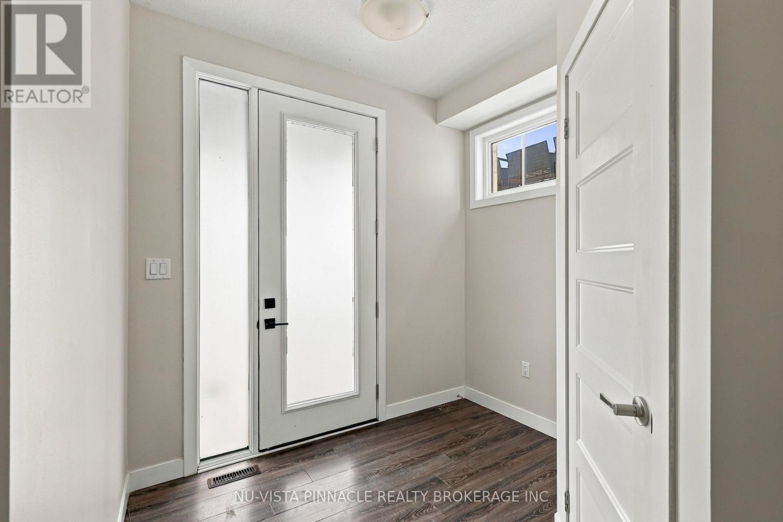 960 WEST VILLAGE SQUARE, London North (North M) — photo 4