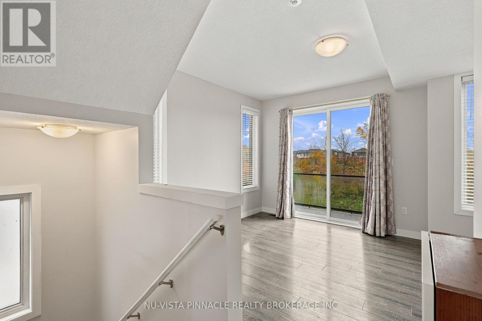960 WEST VILLAGE SQUARE, London North (North M) — photo 6
