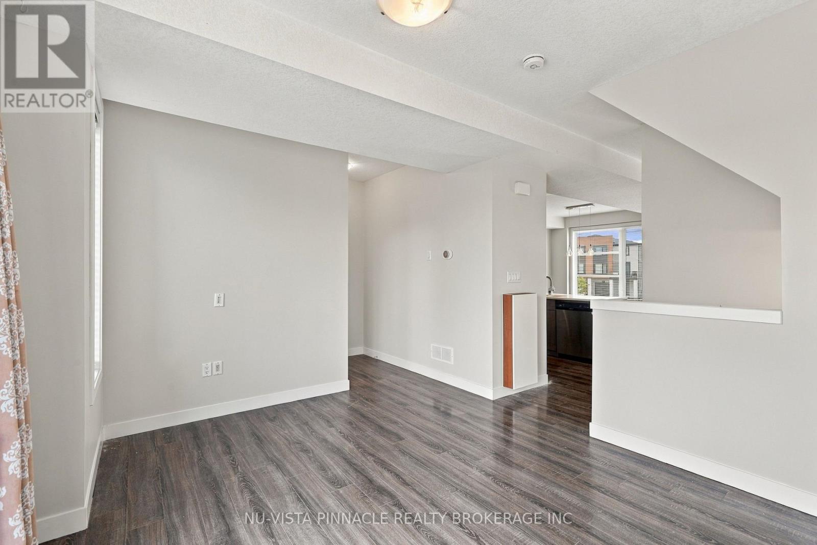 960 WEST VILLAGE SQUARE, London North (North M) — photo 8