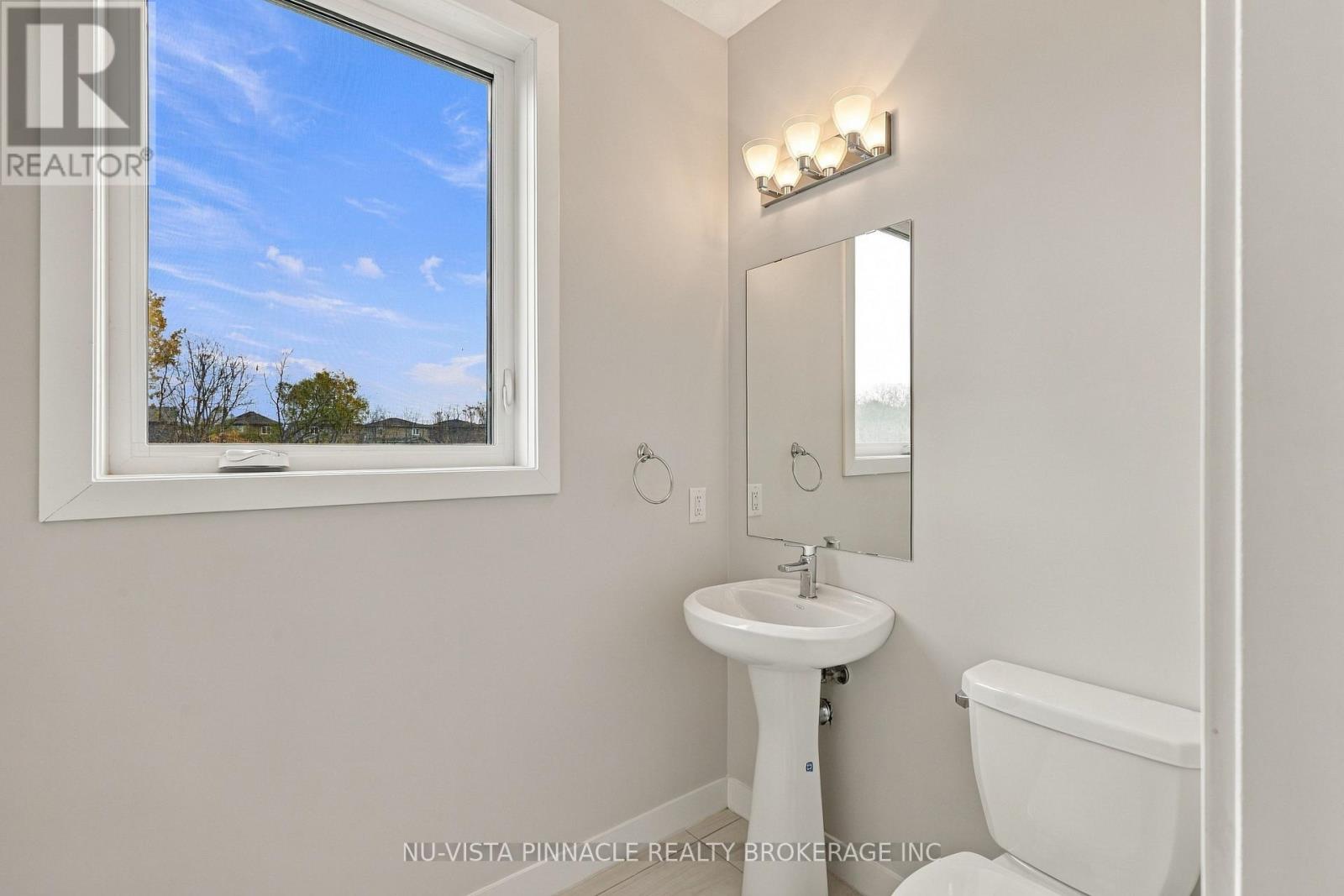960 WEST VILLAGE SQUARE, London North (North M) — photo 9