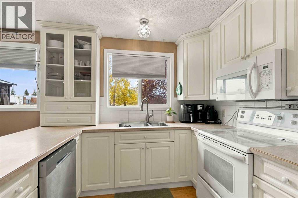 133 Beaumont Crescent, photo 13 of 37
