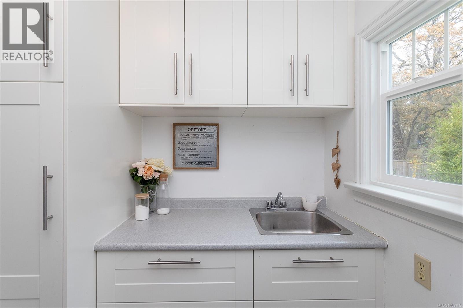  1118 Tolmie Avenue, Saanich